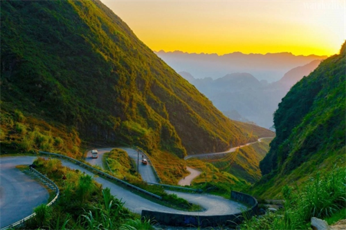 Hùng vĩ cung đường Hạnh Phúc ở Hà Giang, nơi 'đến sỏi đá cũng nở thành hoa'